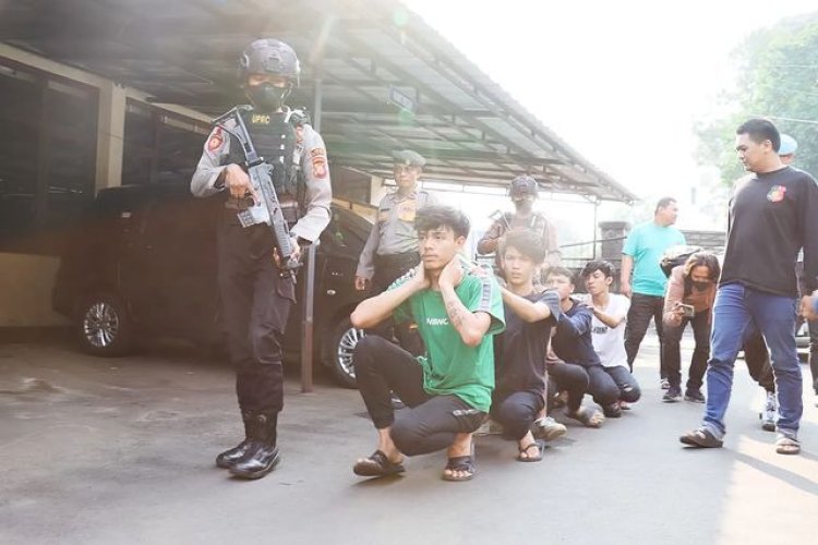 Viral Remaja Ugal-ugalan Bawa Sajam di Cimahi, Ditangkap Polisi