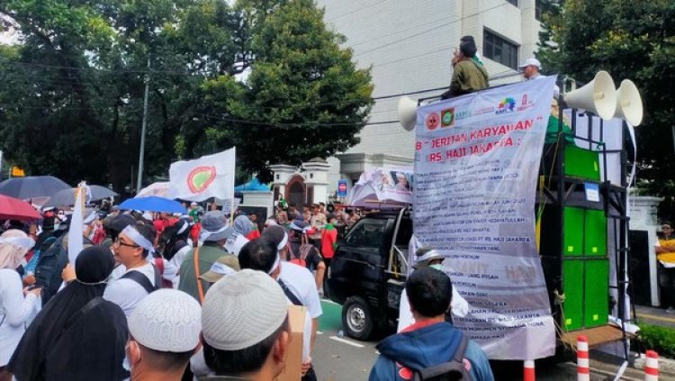 Pekerja RS Haji Gelar Aksi Demonstrasi di Kemenag, Protes Gaji Dipotong-Pensiun Tak Dibayar
