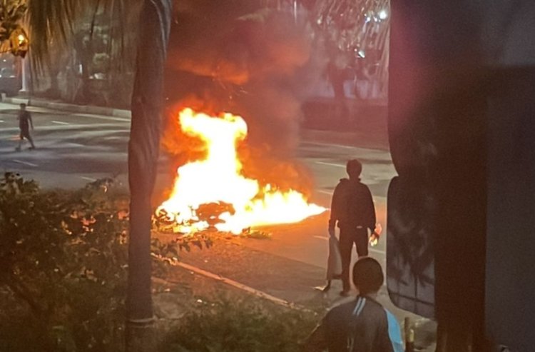 Kasihan, Sepeda Motor Ojek Online ini Tiba-tiba Terbakar di Jakut