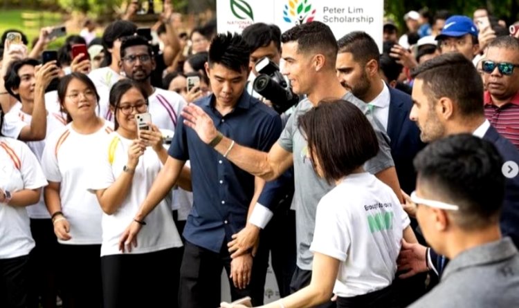 Viral! Momen Cristiano Ronaldo Digandeng Wanita Cantik Singapura