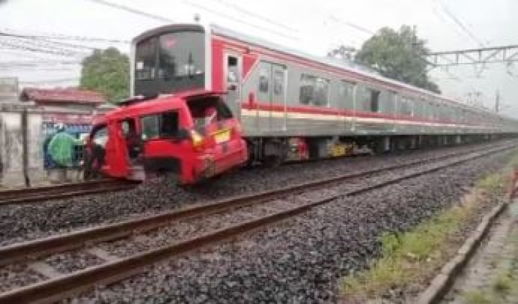 Angkot Tertabrak KRL di Pelintasan Rel Stasiun Citayam dan Depok