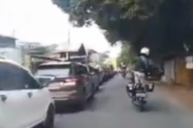 Viral Relawan Jatuh dari Sepeda Motor Saat Mengawal Ambulans
