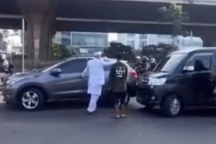 Viral Pengantin Pria Tendang Mobil di Jalan Raya Gegara Senggolan