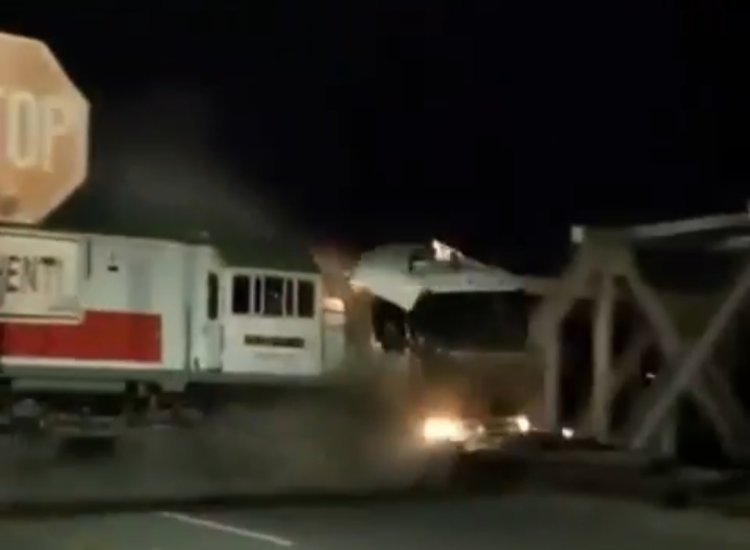 BREAKING NEWS: KA Brantas Tabrak Truk di Semarang Hingga Terbakar