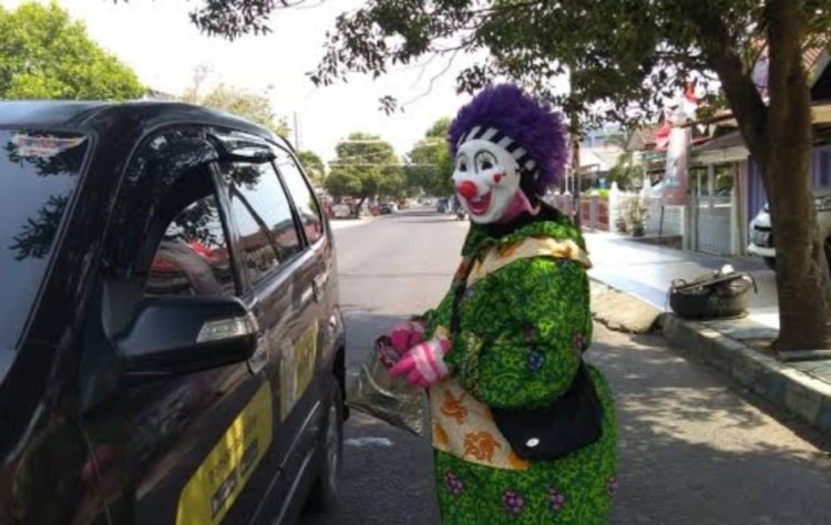 Viral Badut Tak Diberi Uang Ngambek Hingga Pukul Kaca Jendela Mobil di Depok