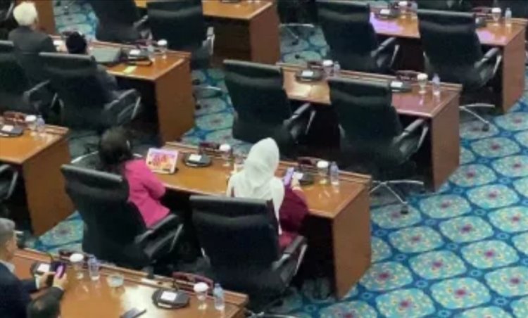 Anggota DPRD DKI Bantah Main Game Judi Slot di Ruang Paripurna