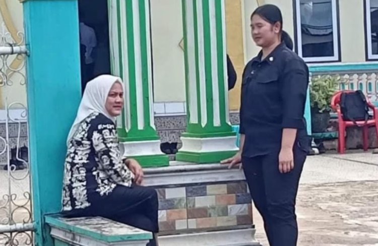 Momen Ibu Iriana Tunggu Presiden Jokowi Sholat Jumat di Depan Masjid