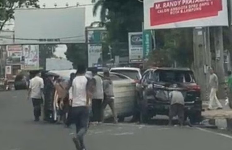 Gegara Ugal-ugalan, 2 Angkot di Lampung Terguling Hingga Tabrak Mobil yang Terparkir