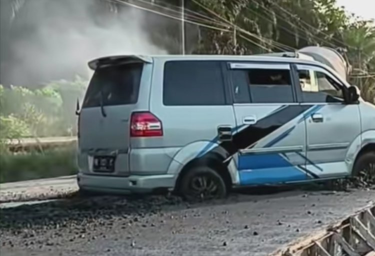 Viral Mobil Terperangkap di Jalan Cor-coran yang Masih Basah, Pekerja Cuek