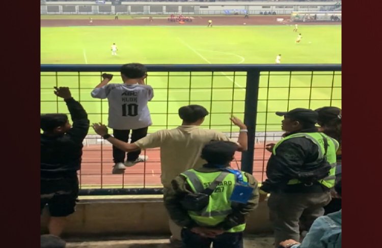 Suporter Persib Bandung Marah-marah Usai Diingatkan Steward Gegara Anaknya Memanjat Pagar di Stadion