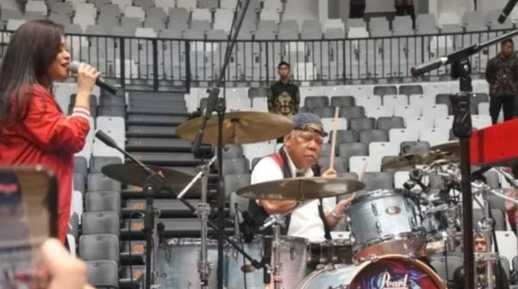 Momen Menteri Basuki Jadi Drummer Band Cokelat
