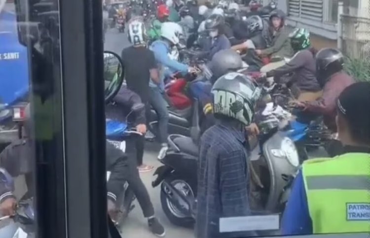 Hindari Razia, Pemotor Lawan Arah di Jalur Transjakarta Hingga Cekcok dengan Petugas