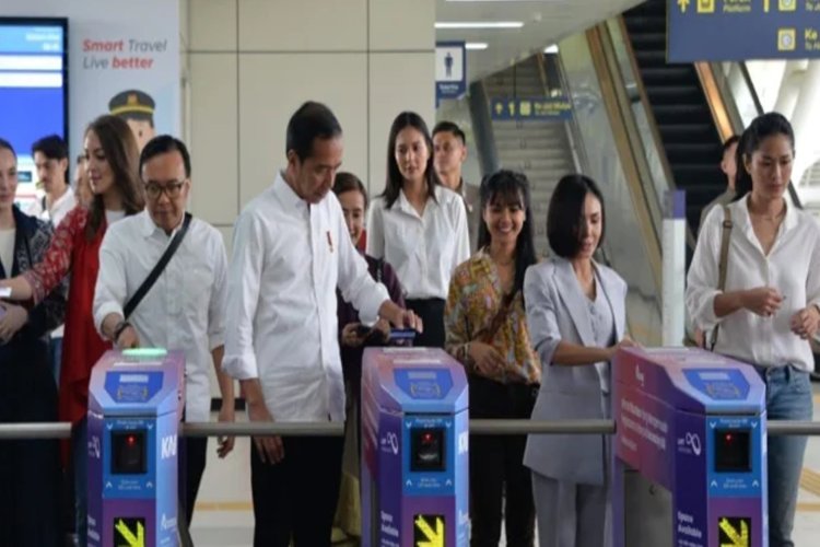 Ari Lasso Jadi Sorotan Setelah Momen Bersama Presiden Jokowi dan Artis-artis Lain di LRT