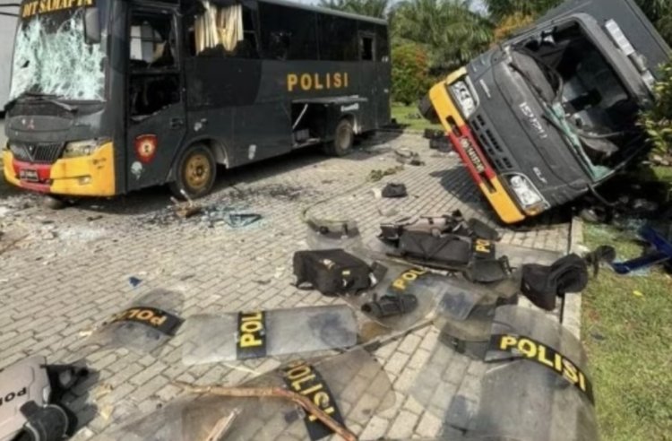 Mencekam! Bentrokan Pecah di Kebun Sawit, Massa Hancurkan Mobil Polisi