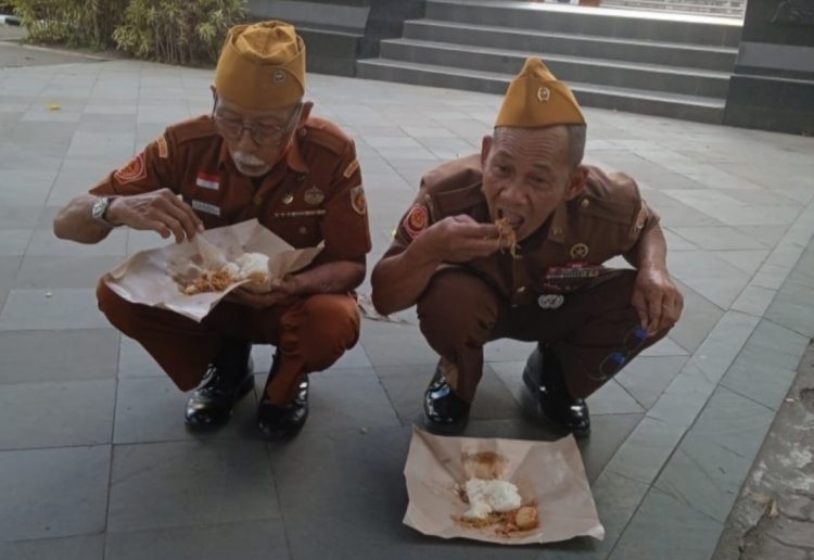 Viral Aksi Pejuang Veteran Makan Nasi Bungkus Karena Tidak di Perhatikan Pemerintah Tulungagung