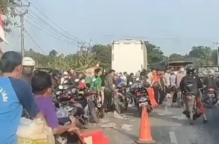 Viral Diduga Warga Jarah Susu Kemasan Saat Mobilnya Alami Kecelakaan di Indramayu