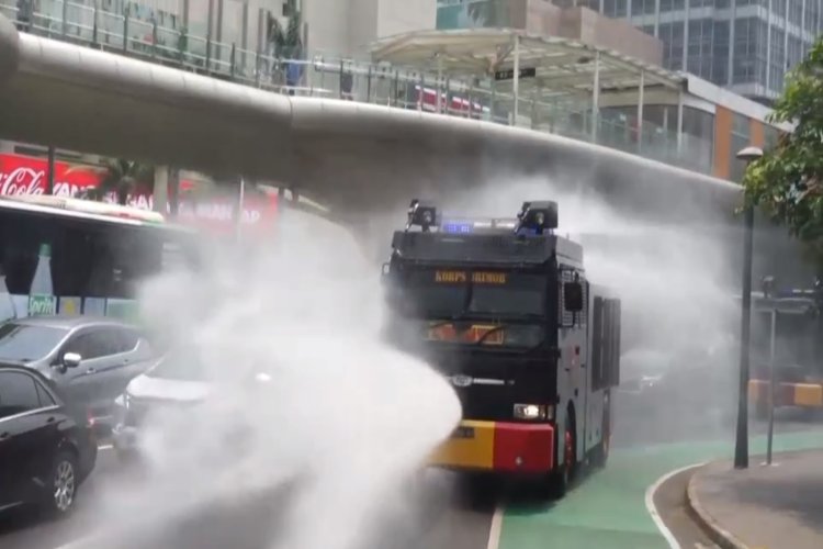 Upaya Polda Metro Jaya Mengurangi Polusi Udara, Kerahkan Water Cannon dan Penanaman Pohon di Jakarta 