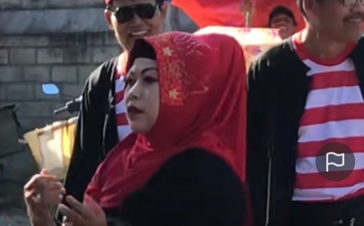 Kocak, Emak-emak di Blitar Saat Mengikuti Karnaval, Netizen: Mirip Boyen ya