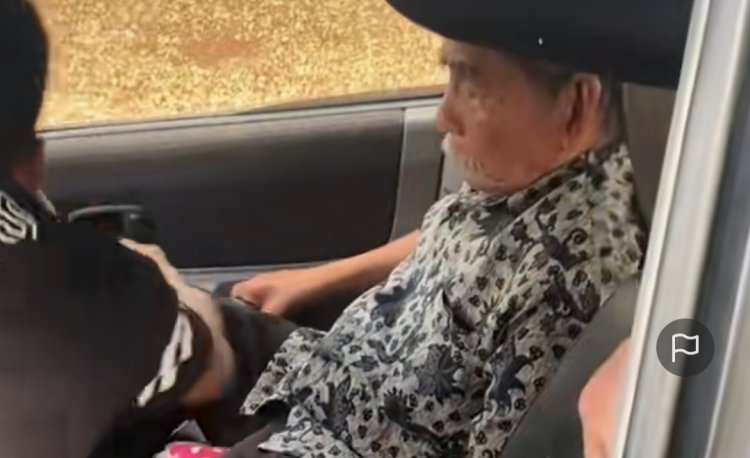 Viral Seorang Kakek Kesulitan Kendarai Mobil, Beruntung Ada yang Bantu