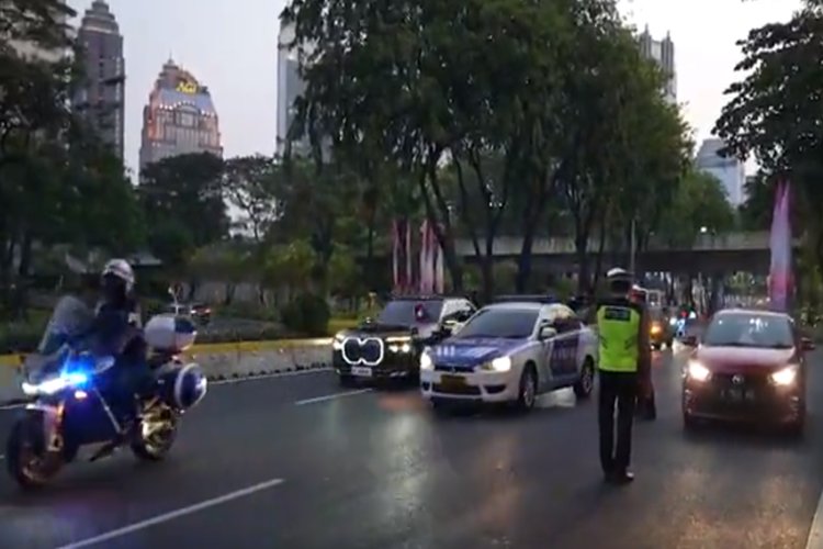 Viral! Polisi Diduga Teriaki Mobil Polisi Lain dengan Kata Kasar Saat Menerobos Iring-Iringan Tamu KTT ASEAN
