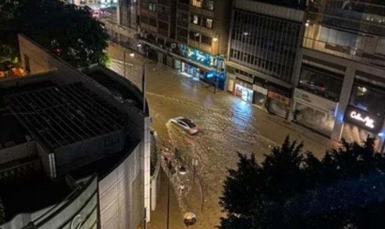 Hong Kong Dilanda Banjir Bandang, Sekolah Tutup hingga Stasiun MRT Terendam