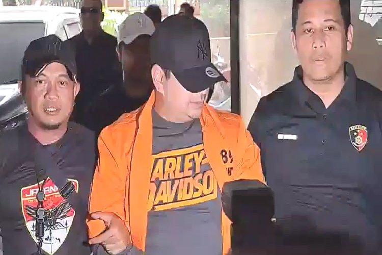 Dito Mahendra Tiba di Bareskrim Polri Pakai Baju Tahanan Usai Ditangkap di Bali 