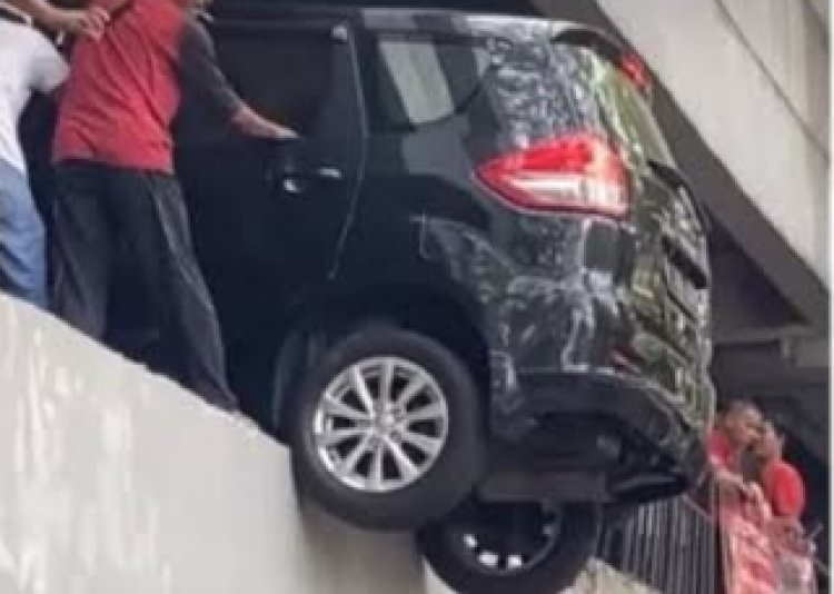 Tabrak Pembatas, Mobil Nyaris Terjun dari Lantai 2 Parkiran di Tangsel
