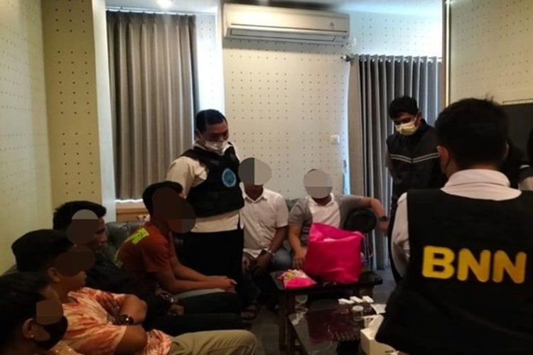 BNN Surabaya Membongkar Pesta Narkoba di Twin Tower 