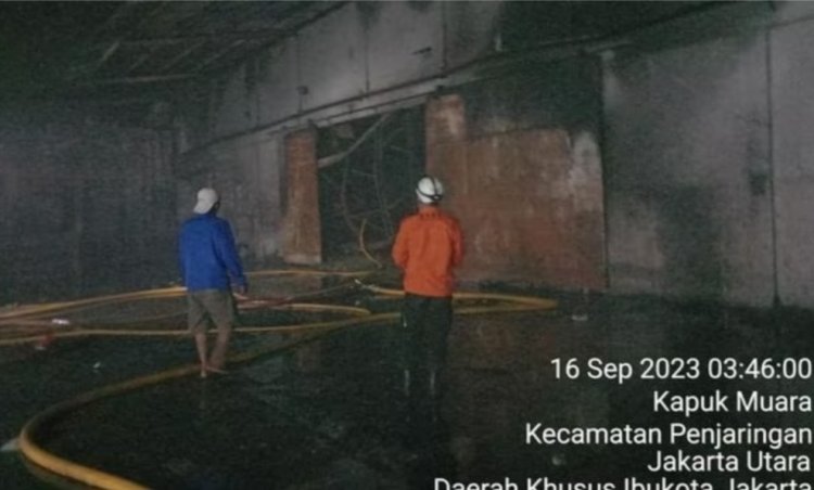 Kebakaran Pabrik Sandal di Jakut Diduga Gegara Korsleting Listrik
