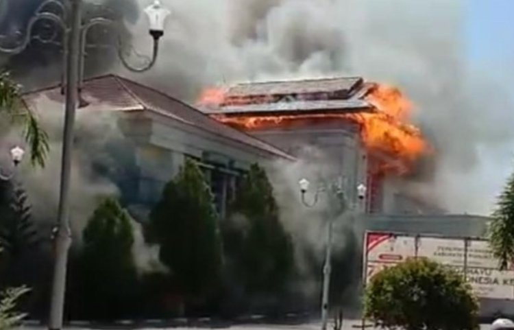Kantor Bupati Dibakar, Massa Demo Tuntut Ganti Rugi Lahan Tambang di Pohuwato