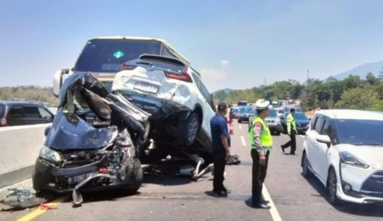 Sejumlah Kendaraan Alami Kecelakaan Beruntun di Tol Solo-Semarang Hingga Tumpang Tindih