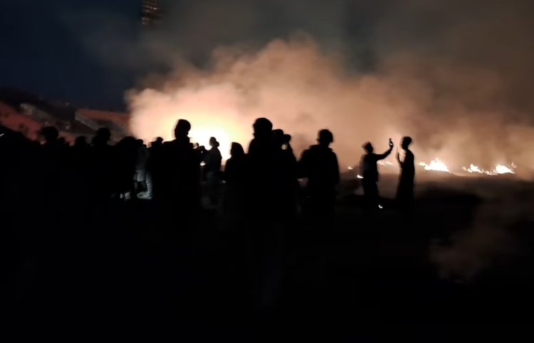 Rumput Stadion Kanjuruhan Terbakar Usai Doa Bersama, Puntung Rokok Jadi Penyebabnya