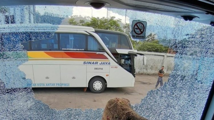 Gegara Konten di TikTok, ABG Lempari Bus di Jalan Denpasar-Gilimanuk