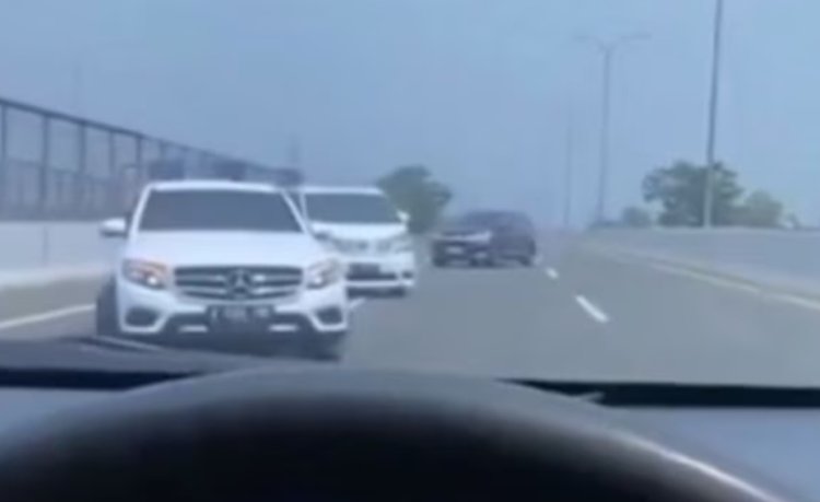 Viral Rombongan Mobil Mewah Lawan Arah di Tol Desari