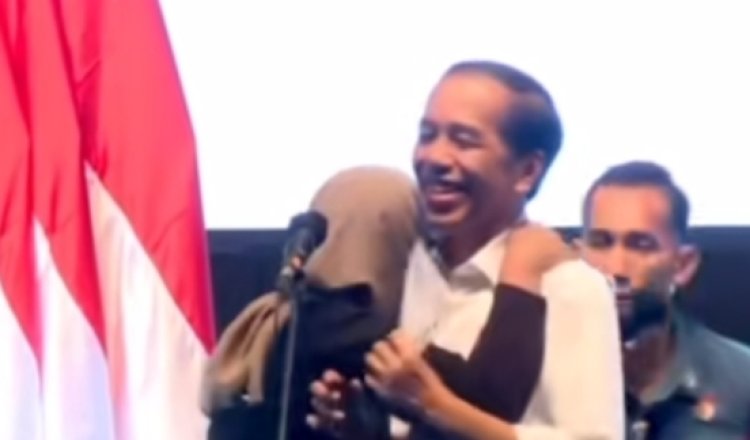 Momen Kocak Relawan Peluk Jokowi Usai Berhasil Jawab Kuis