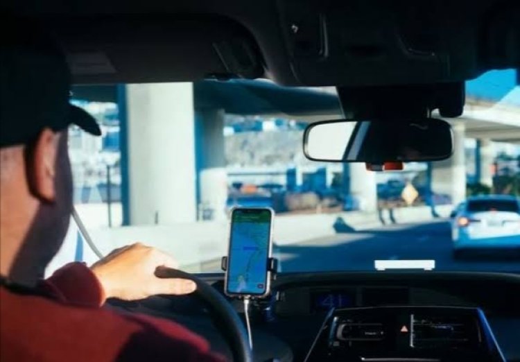 Viral! Seorang Penumpang Gantikan Posisi untuk Mengemudi Saat Driver Taksi Online-nya Kelelahan