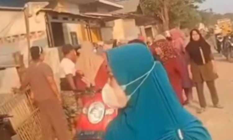Viral Emak-emak Geruduk Rumah Diduga Warung Remang-remang di Karawang
