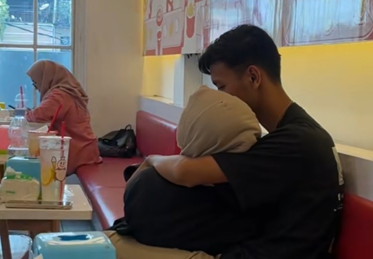 Viral Video Pasangan Muda-mudi Bermesraan di Sebuah Kafe