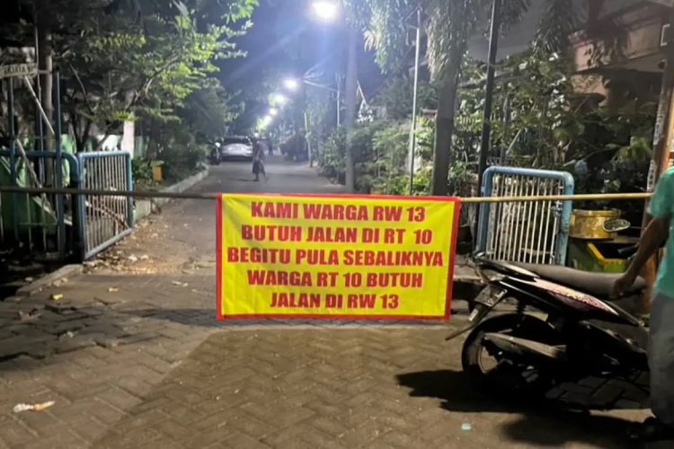 Heboh! Ketua RT di Gubeng Surabaya Tutup Jalan untuk Parkir Mobilnya