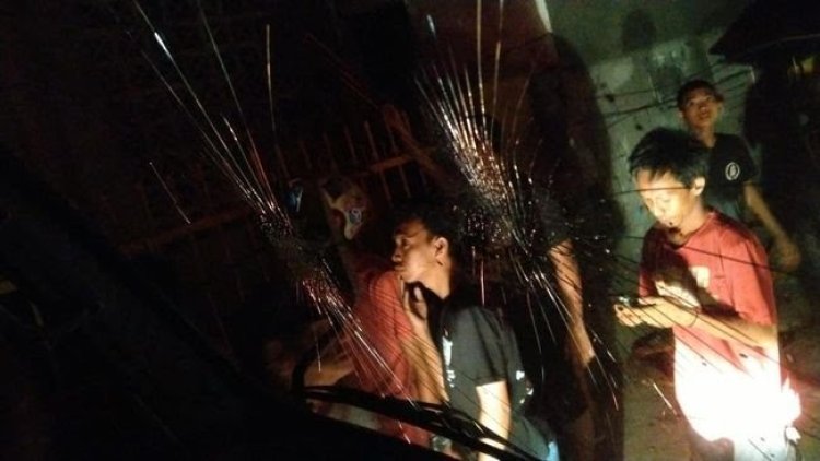 Petugas Damkar Makassar Diduga Dipukul Warga Hingga Mobil Dirusak Saat Padamkan Kebakaran