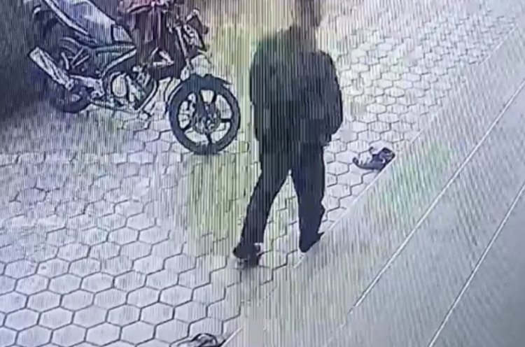 Pria Mengaku Anggota Brimob di Situbondo Pukul Sopir Travel Usai Curi Sepatu di Masjid
