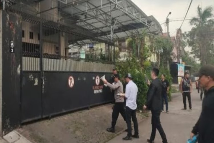 Polisi Dobrak Rumah Pelaku Dugaan Penganiayaan Dokter Gigi di Bandung