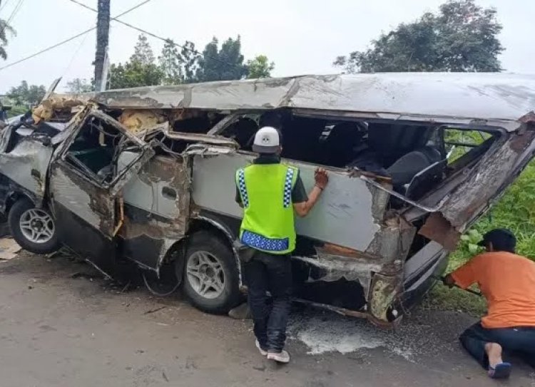 Minibus Bawa Rombongan Santri Tabrak Tebing di Ciloto Cianjur, 4 Tewas