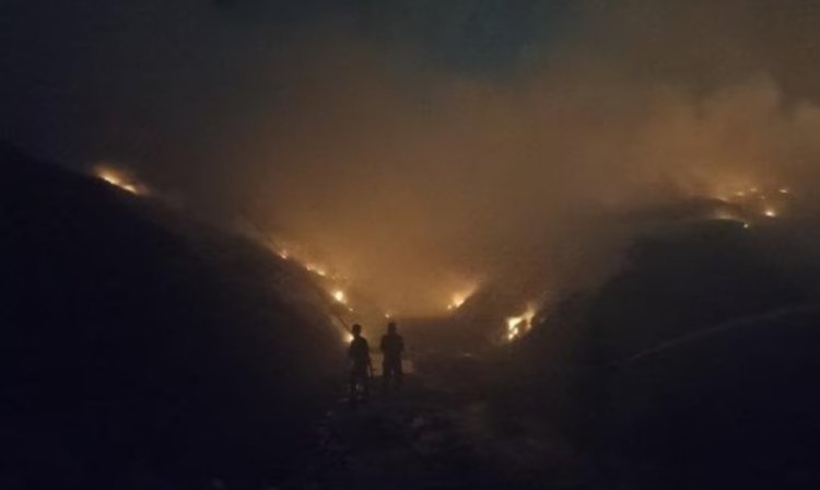 Kebakaran di TPA Jalupang Karawang, Puluhan Petugas Berjibaku Padamkan Api