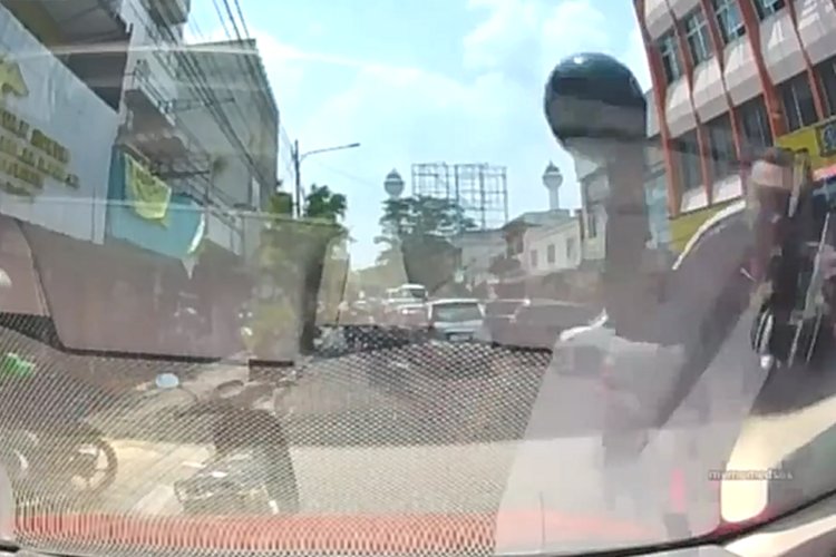 Viral Video Pengendara Motor Banting Helm dan Pecahkan Kaca Mobil di Kota Bandung Usai Diklakson Panjang