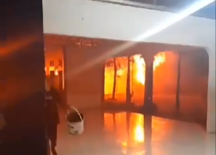 Gedung SMPN 8 Makassar Terbakar 3 Ruang Guru Hangus