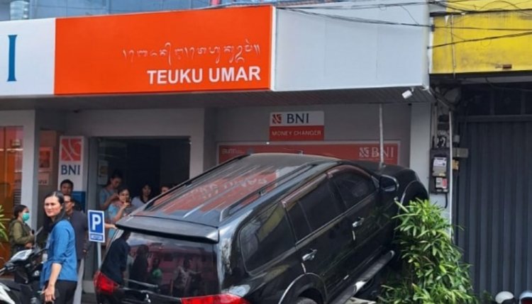 Viral Pajero Tiba-tiba Menabrak Parkiran Bank di Denpasar