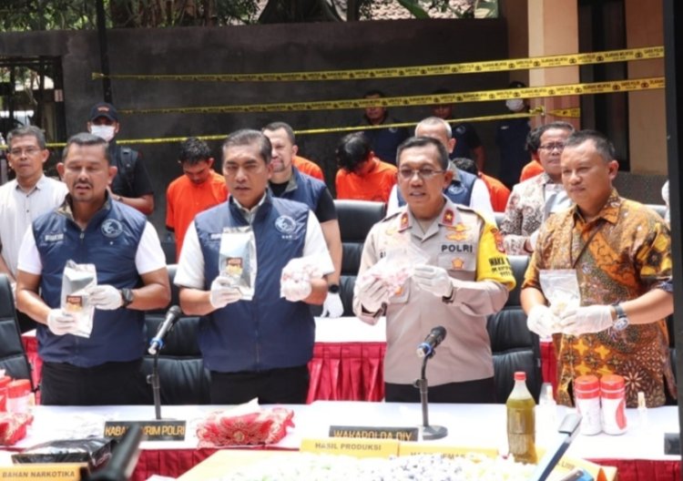 Polisi Gerebek Pabrik Kripik Pisang Narkotik-Happy Water di Yogyakarta
