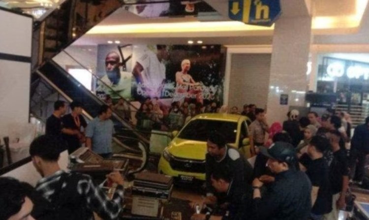 Viral Mobil Pameran Tabrak Pengunjung di Dalam Mall Paragon Semarang, Diduga Staf Marketing Tidak Bisa Nyetir