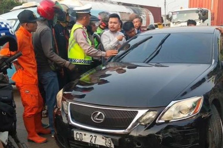 Viral Diduga Mobil Lexus Nopol Diplomatik Tabrak 4 Orang di Jakut